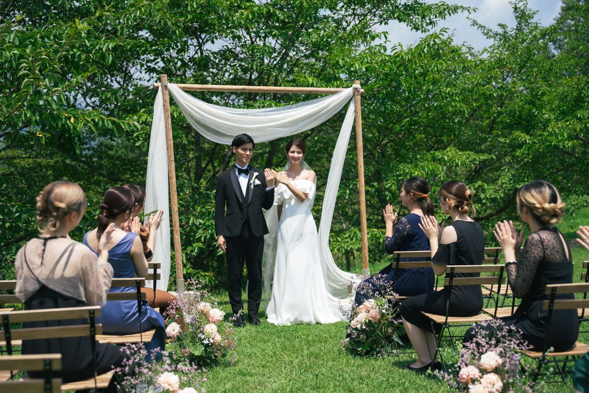 ゲストに祝福される新郎新婦