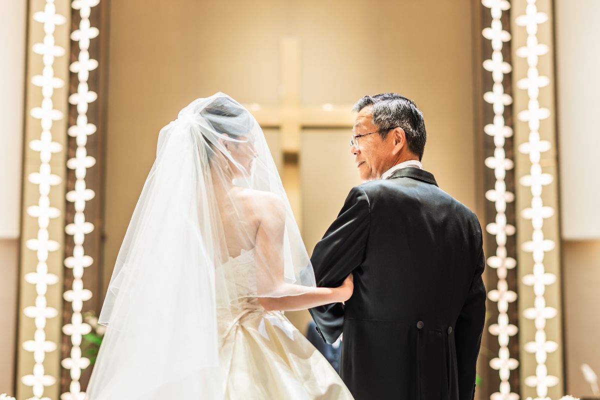 チャペルへ入場する新婦と新婦お父様