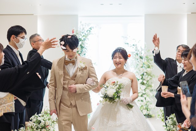 小さな結婚式松山店　フラワーシャワーでお祝い