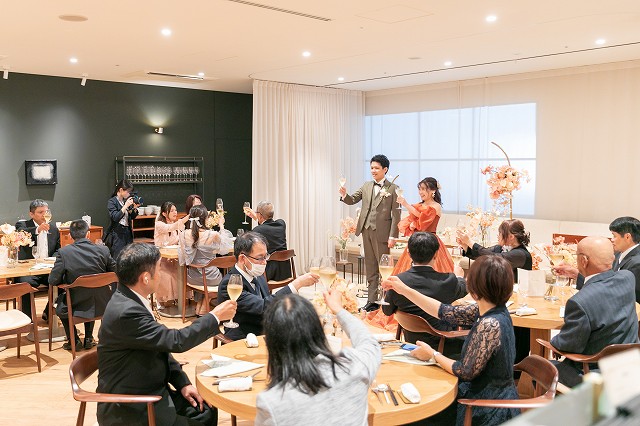 小さな結婚式松山店　レストランウエディング　乾杯で開宴