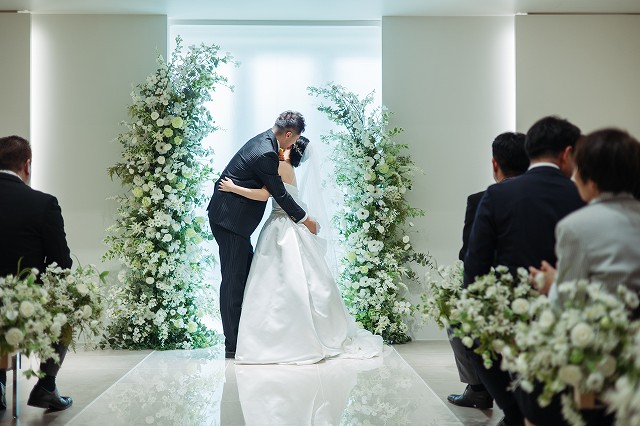 小さな結婚式松山店　誓いのハグ