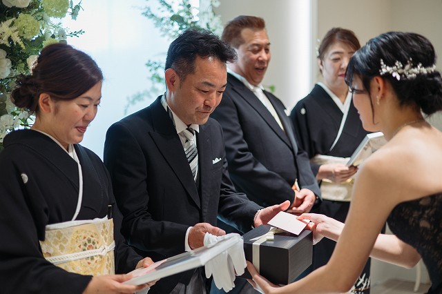 小さな結婚式松山店　記念品の贈呈
