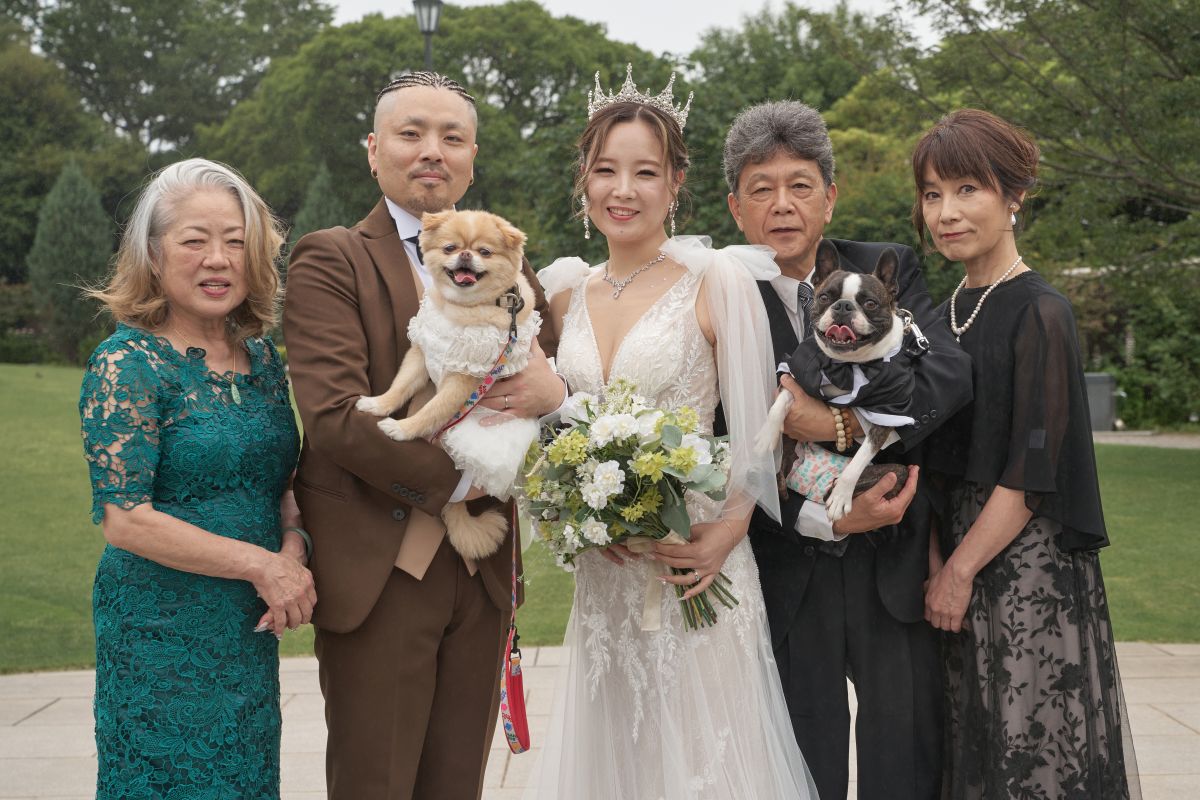 家族や愛犬と一緒に楽しむフォトウェディング。大切なペットも家族の一員として、みんなで特別なウェディングフォトを残せます。