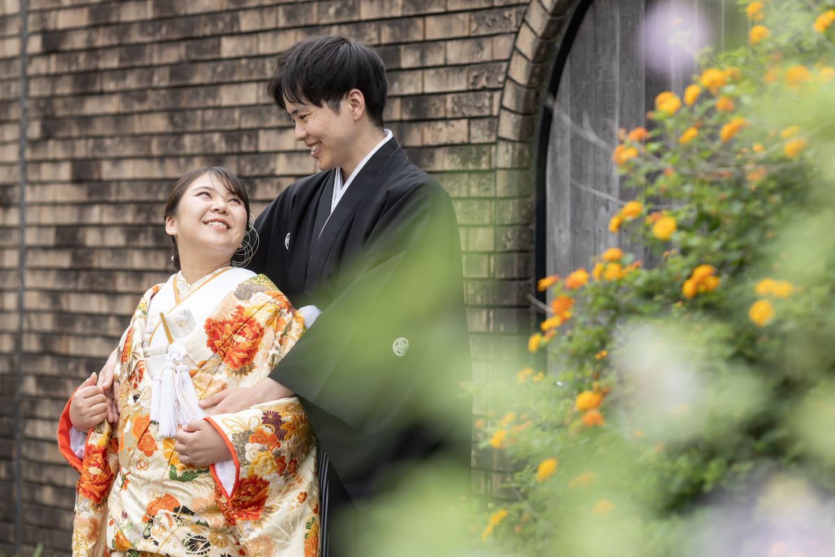 色打掛と紋付袴で叶える、和装ウェディングフォト。日本らしい景色の中で残す、華やかで温かみのある結婚写真。
