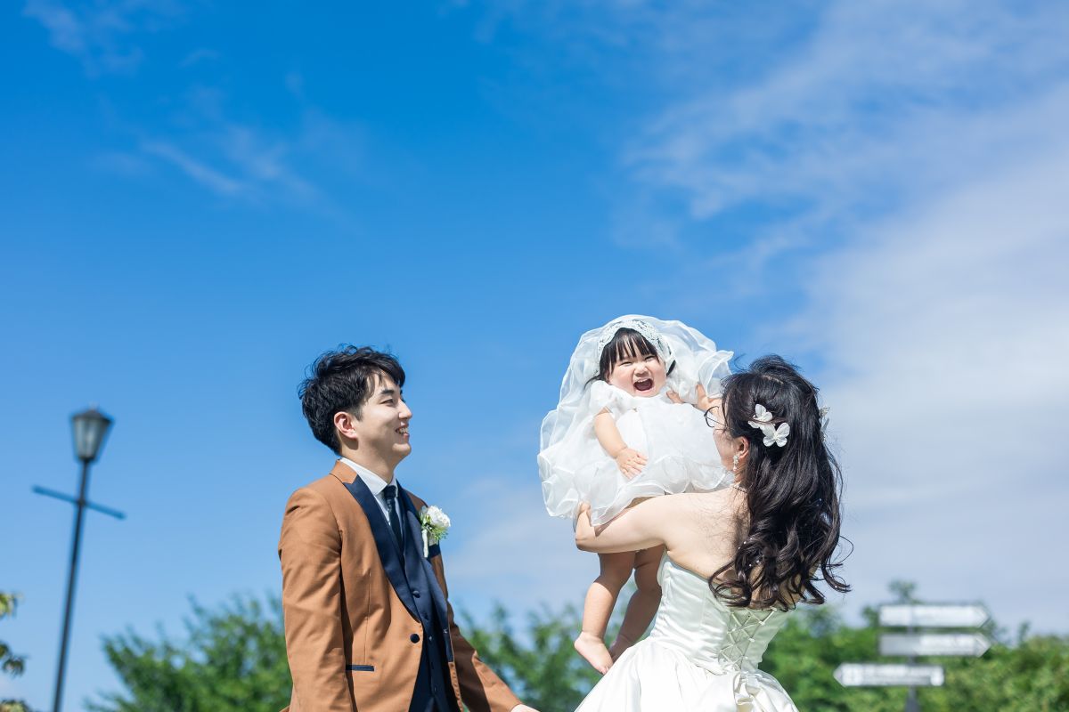お子様と一緒に叶える家族フォトウェディング。家族みんなの自然な笑顔を残せる、今だからこそのウェディングフォトを。