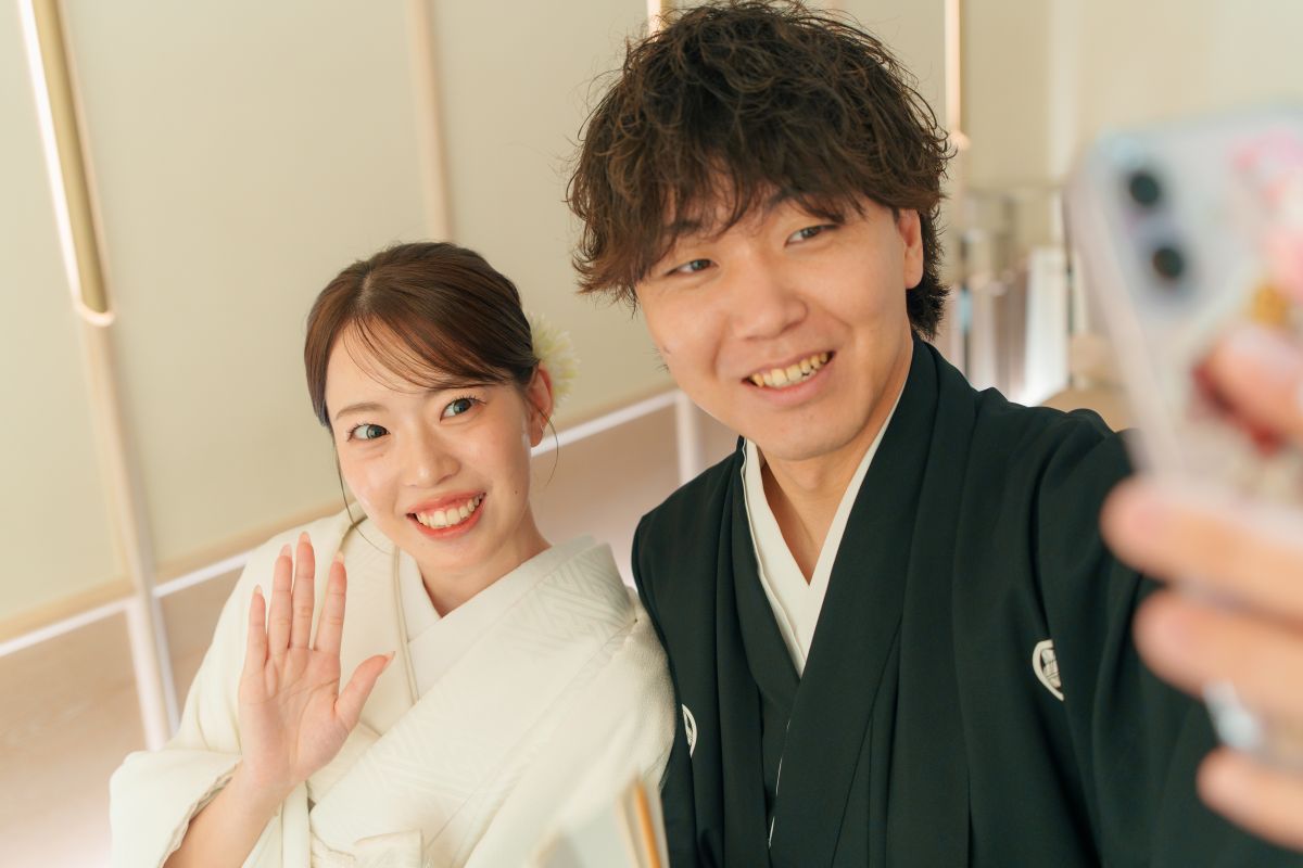 白無垢と紋付袴で楽しむ和装フォトウェディング。かしこまった写真だけではなく、ふたりらしい自然体の表情もしっかり残せます。