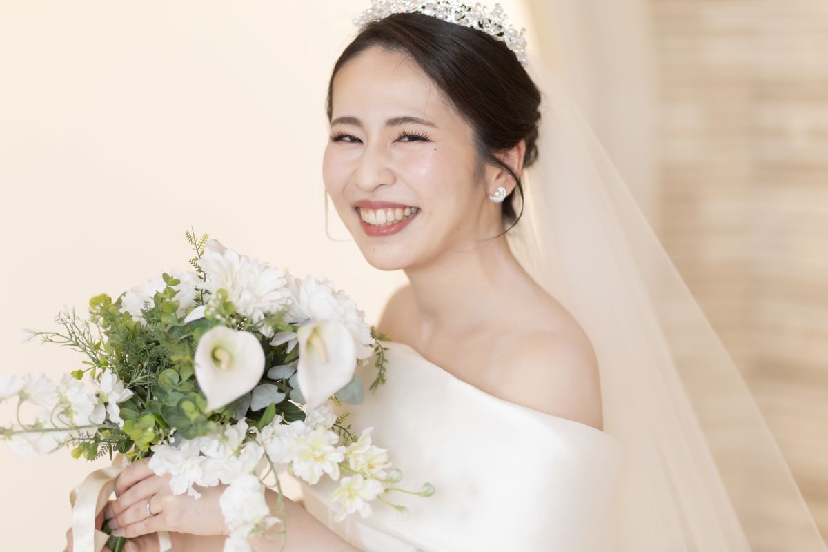 ウェディングドレス姿を美しく残す、花嫁ソロショット。ブーケやヘアスタイルまでこだわった、結婚式ならではの一枚。