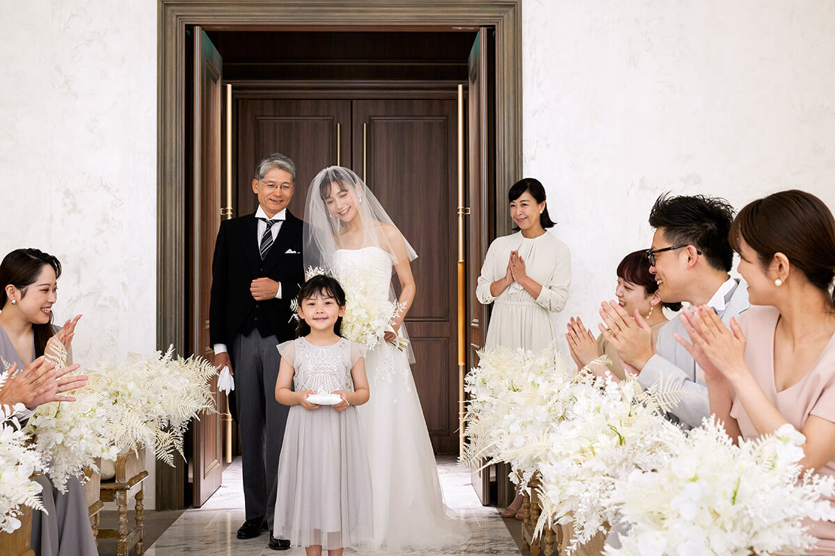 バージンロードを歩く新婦と父