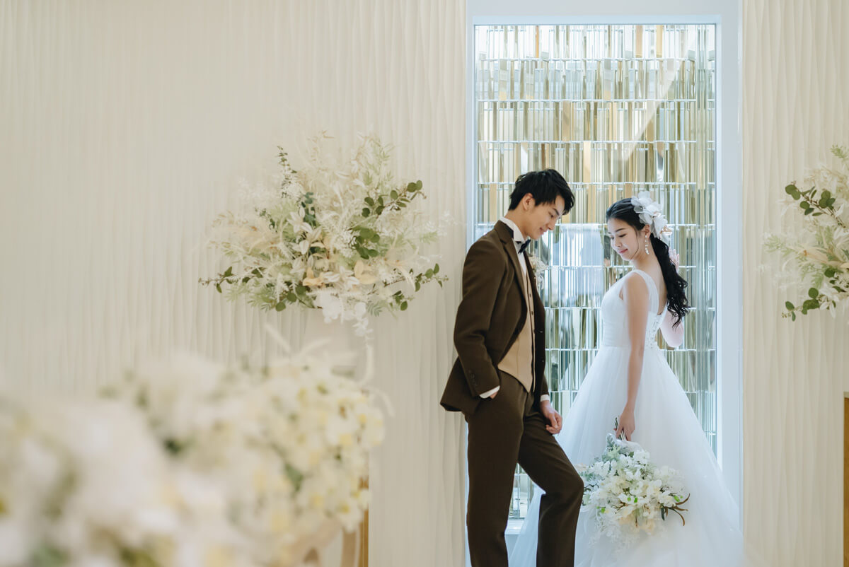 チャペルと新郎新婦