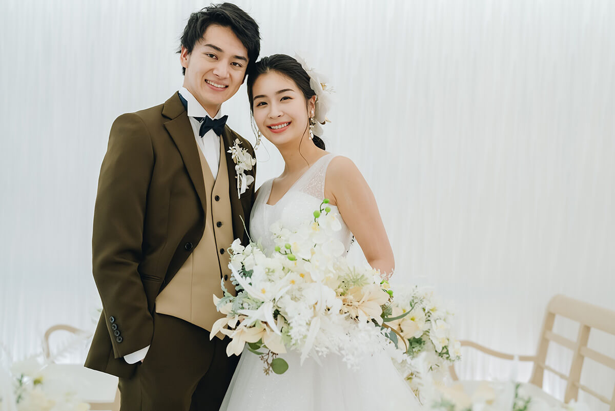 寄り添い合う新郎新婦