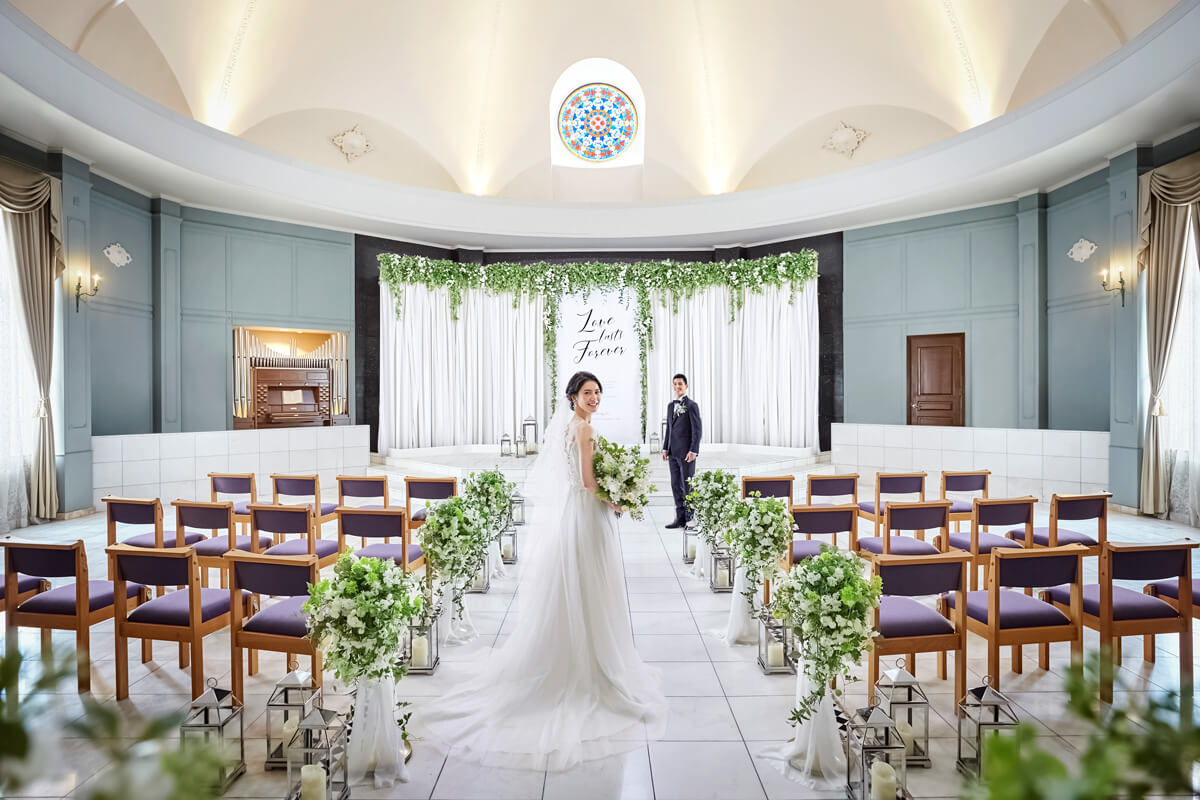 チャペルと新郎新婦