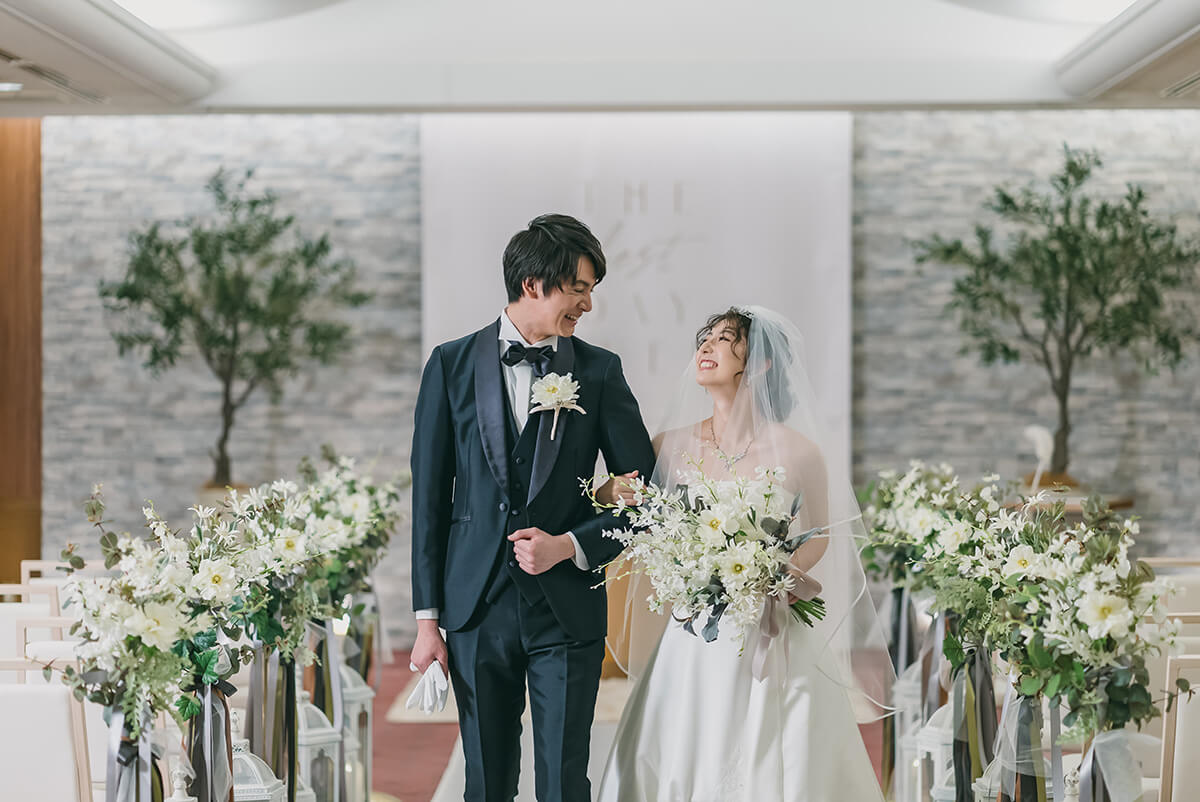 バージンロードを歩く新婦新婦