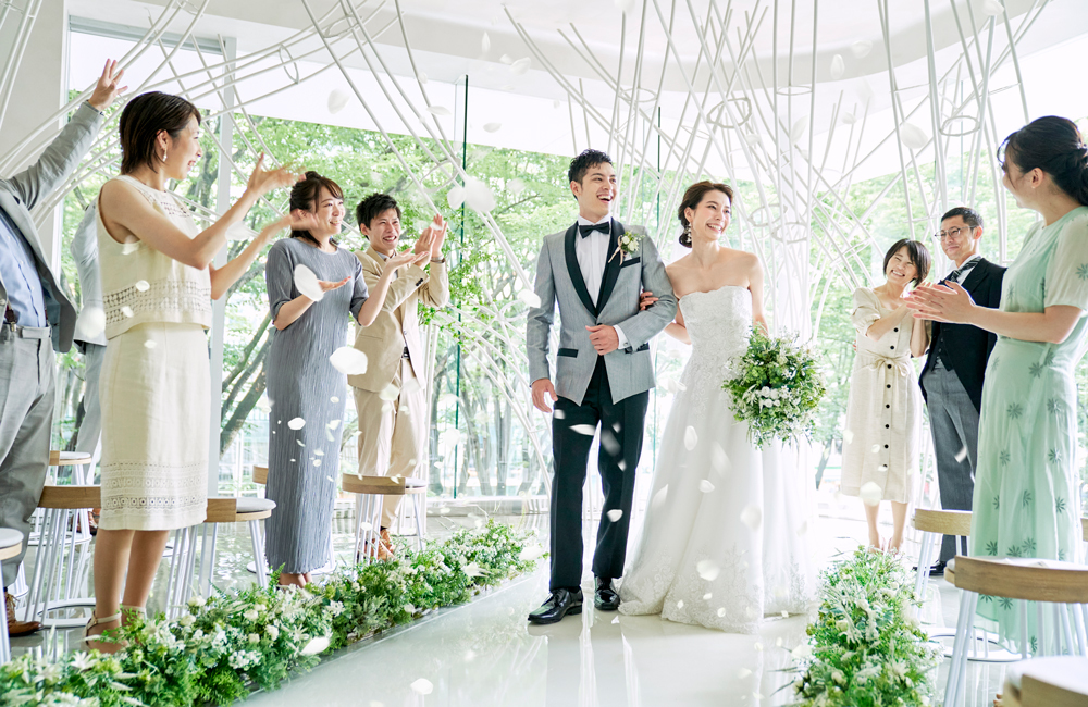 フラワーシャワーの中、祝福のセレモニー