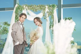 汐留駅直結、汐留シティーセンターの最上階。一面の窓から東京タワーとスカイツリーを見渡す事が出来る都内有数の絶景が最大の特長です。厳かな挙式も大パノラマの中で。窓いっぱいに降り注ぐ光のシャワーを浴びながらバージンロードを歩むと、祭壇の向こうには大空が広がります。東京で愛を誓うおふたりにふさわしい、輝きに満ちた誓いの空間です。