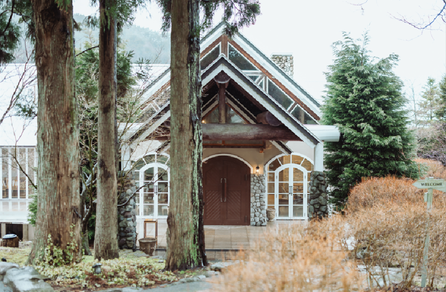 ■やわらかな自然光がふりそそぐ披露宴会場、おもてなしのお料理と洗練されたインテリアが大切な1日に華を添えます