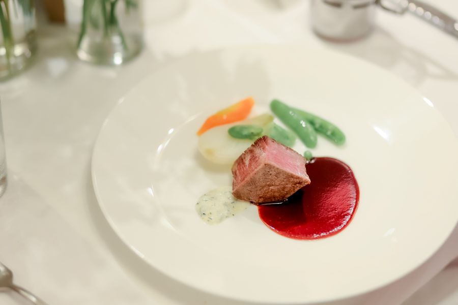 地元食材を活かした美しいフレンチが、ゲストの記憶に残る最高のおもてなしに。