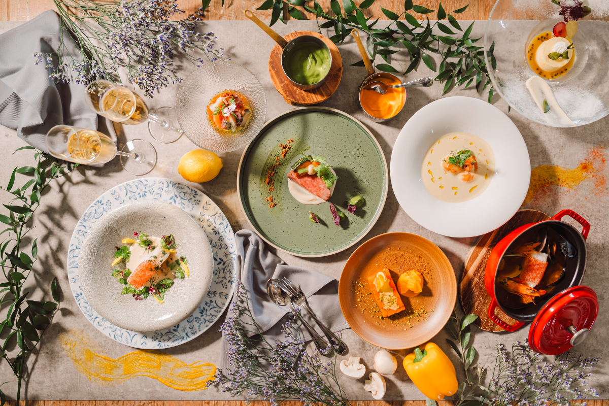 【料理にこだわりたい】より記憶に残る結婚式にしたい、派手な事や特別なことは多くなくていい、ただ感謝を伝えたい、そんな方々に選ばれてます。みんなで一緒に美味しいご飯を食べる、そんな幸せな時間をこだわりのお料理と豊富なドリンク、そしてレストラン専属スタッフにてお手伝いいたします