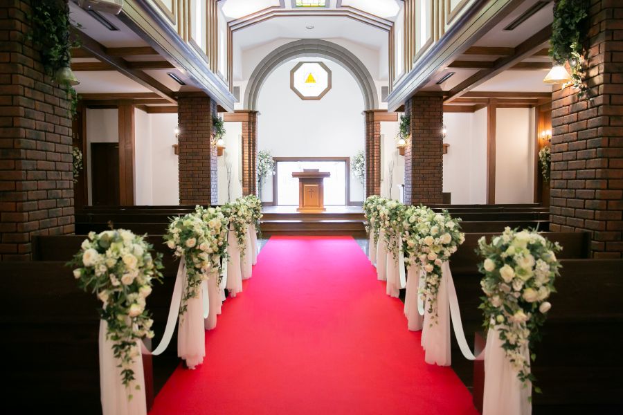 【小樽運河沿いに佇む ヨーロッパ風クラシカルチャペル】 白とダークブラウンを基調とした内装に、ステンドグラスが柔らかく光を落とすデザインは、まるでヨーロッパの教会のような本格的な雰囲気です。