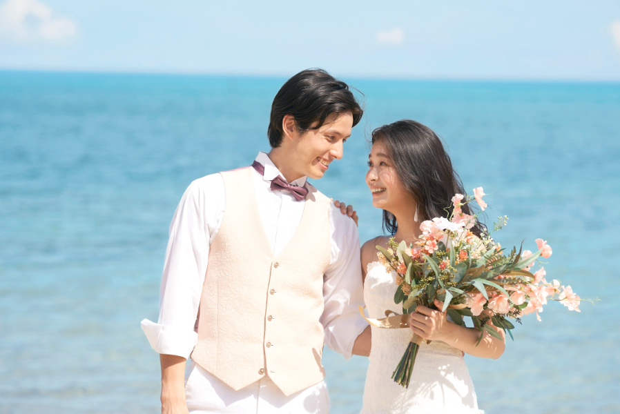 【那覇空港から最短20分】到着後すぐにリゾートへ！ゲストに優しい好アクセスだから長時間のフライト後でも安心。小さなお子様やご年配のゲストの移動負担を最小限に抑えます。到着した瞬間から、青い海が広がる非日常のリゾートタイムが始まります。