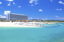 【那覇から20分、空港からも好アクセス】那覇市内から車で約20分、空港からもスムーズ。 遠方ゲストも安心の好立地で、移動の負担を軽減します。