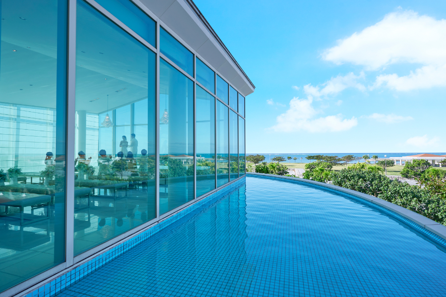 【ホテルウェディング × 開放的なチャペル × 特別宿泊プラン】挙式、パーティ、そしてご宿泊まで、すべてホテル内で完結。移動の煩わしさがないため、おふたりもゲストもゆったりとリゾートを満喫できます。上質なホテルクオリティのおもてなしと特別宿泊プランで、最高の一日をサポートします。