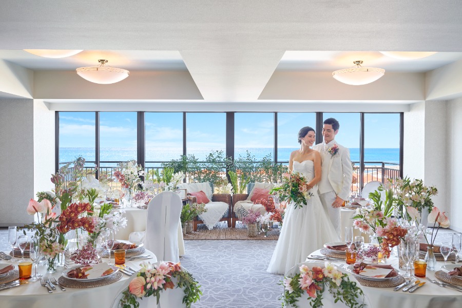 【自由に、手軽に、わたしたちらしく】6名様から240名様まで、人数に合わせて最適な会食会場をセレクト。 衣装やグッズの持込も自由で、おふたりのこだわりを表現できます。 会費制も対応可能。ご予算に合わせて賢く、自分たちらしい結婚式を叶えます