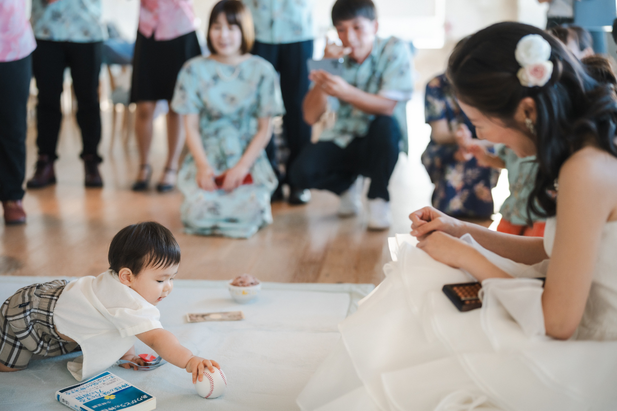 【写真×お食事会・パーティだけも可能】式は恥ずかしい、でも節目としてしっかりおひろめはしたい。そんな方のためにお写真とお食事だけ、ご友人様を呼んでにぎやかにパーティだけ、そんなご希望も叶います。お子様の1歳祝いと共に結婚式をという方も増えてます。お祝い事が増えれば幸せも倍増。大切な1日を専任スタッフにてしっかりとお手伝いいたします