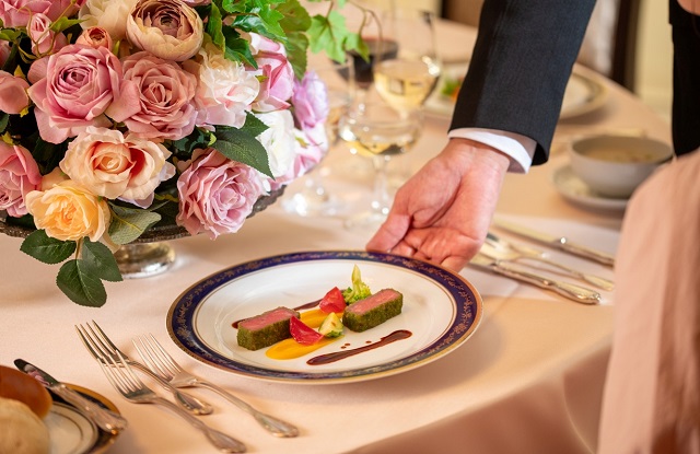 リーガロイヤルホテルの婚礼料理は、 50品の中から新郎新婦が組み立てるプリフィックスコース。