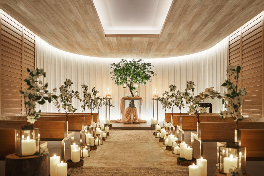 木の温もりに包まれる、少人数専用のアットホームチャペル