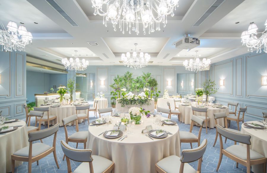 ティファニーブルーの壁がかわいい！アットホームな披露宴会場