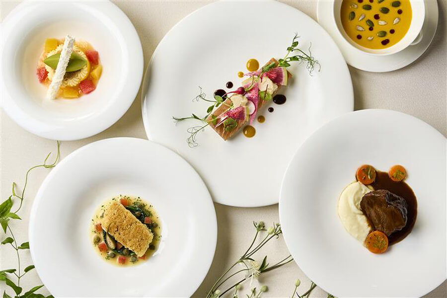 「一皿ずつ丁寧に仕上げる“美食ウェディング”」ホテル全体の料理評価が非常に高く、少人数ならさらに細やかな対応が可能。 アレルギー対応やメニューアレンジも相談しやすく、ゲスト満足度がとても高いです。