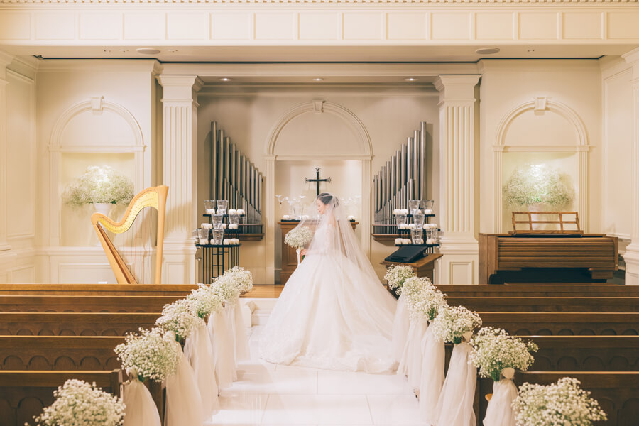 「生演奏や装花など、上質な演出が映える」クラシックな空間は、生演奏やキャンドル、上質な装花との相性が抜群。 派手な演出をしなくても“品格のある結婚式”が自然と完成します。