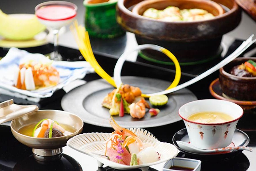 【美食家も唸る“日本料理 × フレンチ”の芸術的な婚礼料理】雅樂倶の料理は「樂味（日本料理）」と「Trésonnier（フレンチ）」の二つのレストランから選択可能。 富山の山海の幸をふんだんに使い、食材・盛り込み・器にまで徹底的にこだわった料理は、 “今までの結婚式で一番美味しい”と口コミでも高評価。 一皿一皿がまるで芸術作品のようで、料理重視のカップルに最適です。