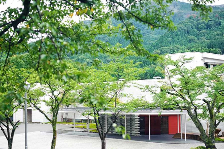 【神通峡の絶景に包まれるロケーション】 雄大な神通峡と神通川を望むロケーションは、まるで絵画のよう。 建築家・内藤廣氏による洗練されたデザイン空間や、ロビーの大きな窓から見える自然光と渓谷美は、他では得られない特別な雰囲気を生み出します。 挙式はロビーやリバーサイドテラスで行うことができ、自然そのものがおふたりの背景に。