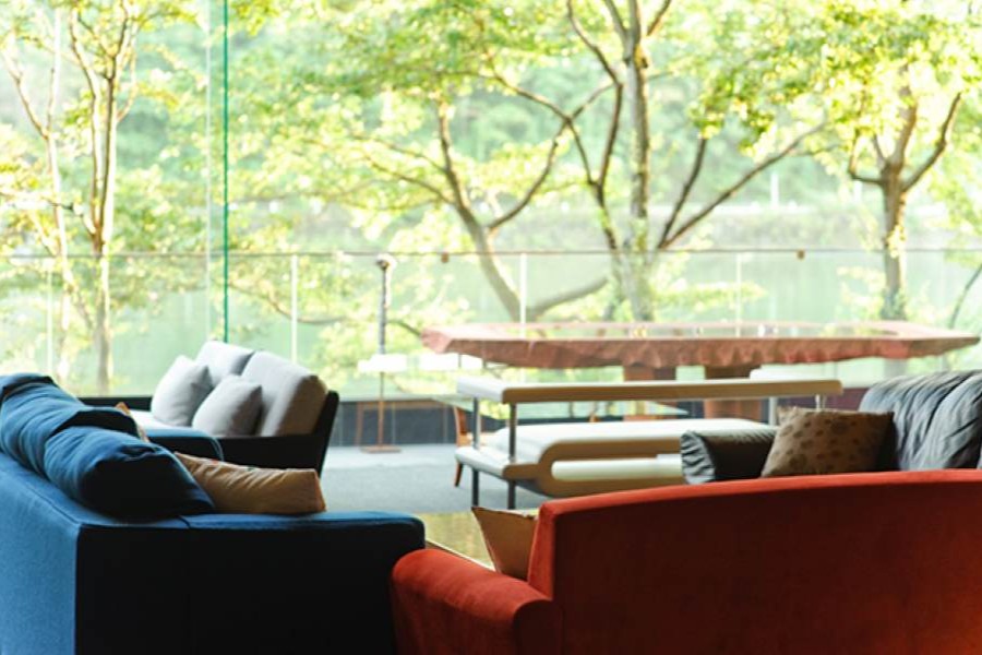 【アートと静寂に包まれる“唯一無二の非日常空間とおもてなし”】 館内は著名アーティストの作品が点在し、廊下・ロビー・客室に至るまで上質なアート空間が広がっています。 スタッフの細やかな気遣いと落ち着いたホスピタリティが高く評価されており、ゲストは滞在そのものを楽しめる“癒しのウェディング”が叶います。