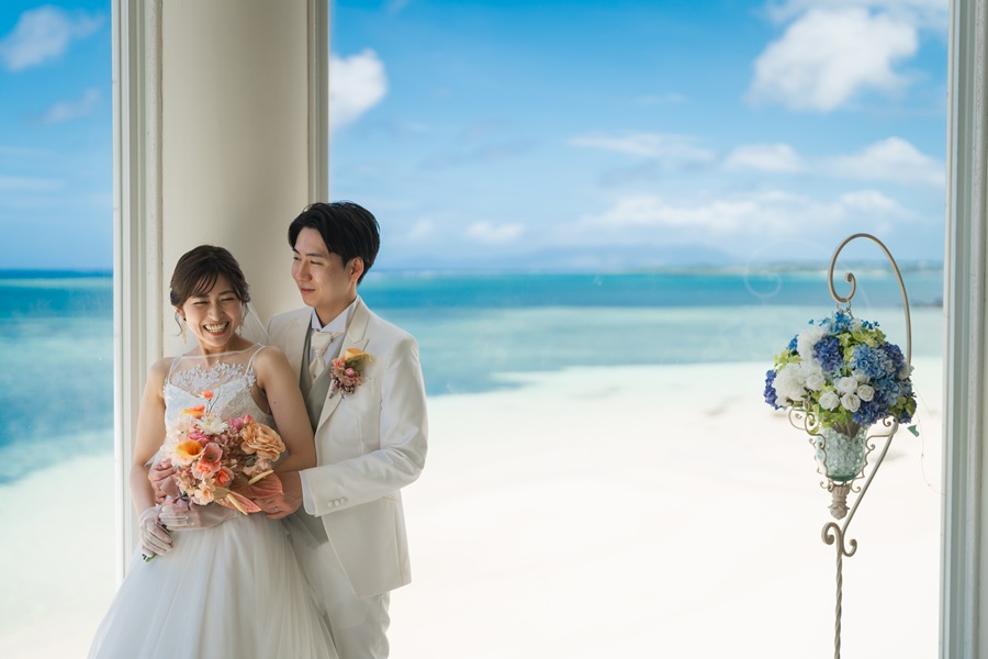 『沖縄で「海にいちばん近い海辺のチャペル」』沖縄で“海にいちばん近い海辺のチャペル”。 徒歩1分の距離にエメラルドビーチが広がり、まるで地中海に立つ教会のようなチャペルで特別な挙式が叶います。フォト撮影も人気のスポット！