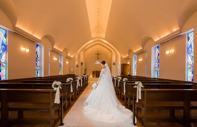 清楚なチャペルは、これまで5,000組以上を祝福してきた本格空間です。