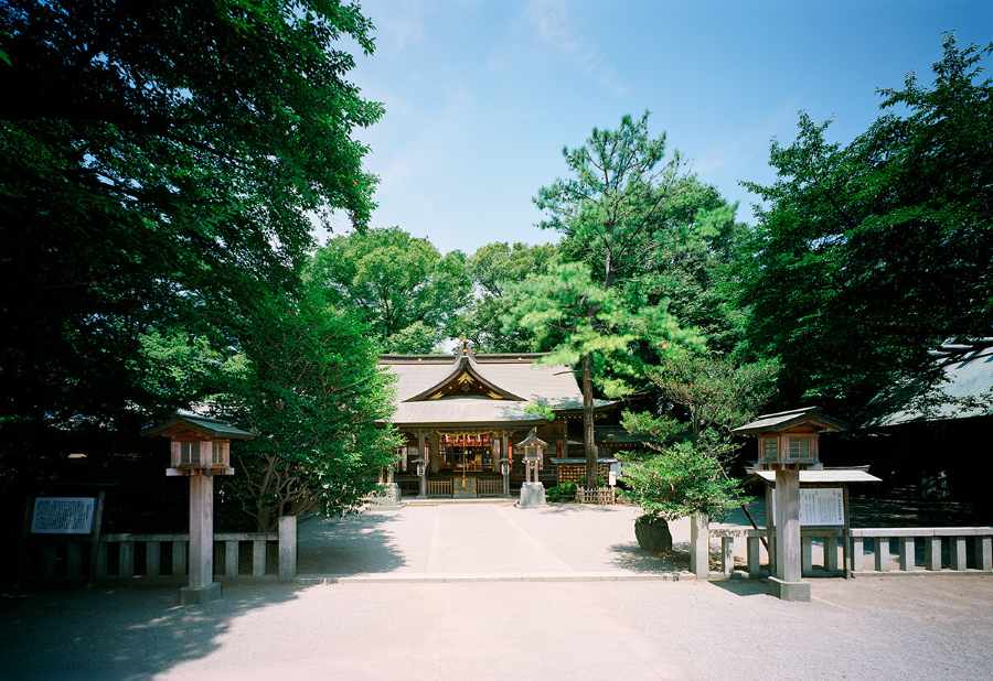 【緑豊かな静寂の杜に包まれた“落ち着いた雰囲気の和婚”】鳥居、社殿、木々に囲まれた落ち着いた境内は、昔ながらの神社らしい静けさと厳粛さが魅力。 派手さよりも家族中心でしっかり誓いを立てたい少人数婚にぴったりの環境です。 和装の映える背景が多く、写真にも美しく残せます。