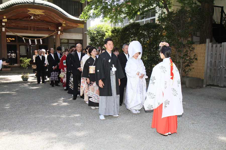 【1650年の歴史を持つ古社で叶う“本格神前式”】ご鎮座1650年の由緒ある神社で、報鼓・修祓・祝詞奏上・三三九度・巫女舞など日本古来の儀式を丁寧に執り行う、本格的な神前式が叶います。