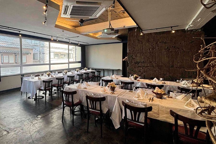 天井高×アンティーク調の“シックで大人な空間”