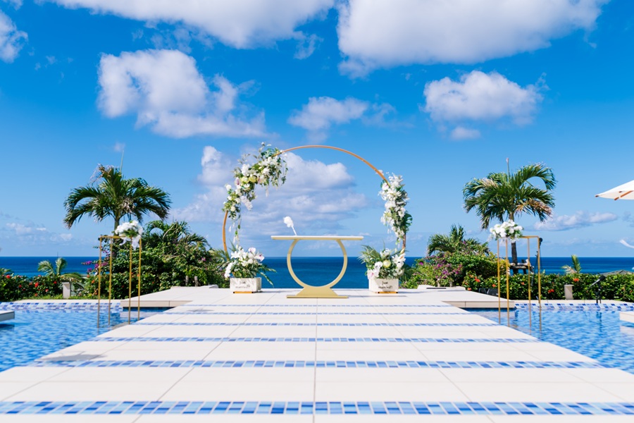 『透明な海と白砂で叶える、極上ロケーション撮影』宮古ブルーと称される美しい海に囲まれた絶景ロケーション。 自然の美しさを背景に誓いを交わす瞬間は、まるで映画のワンシーンのよう。 非日常感あふれる特別な舞台で、記憶に残る結婚式を叶えられます。