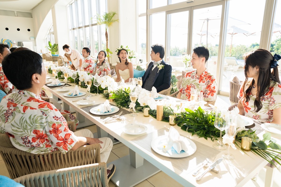 『自由に、手軽に、私たちらしく』6名様から50名様まで対応した会食会場をご提案。衣装やグッズの持ち込みも自由で、おふたりのこだわりを形にできます。会費制にも対応しており、ご予算に合わせて賢く、自分たちらしい結婚式が叶います。