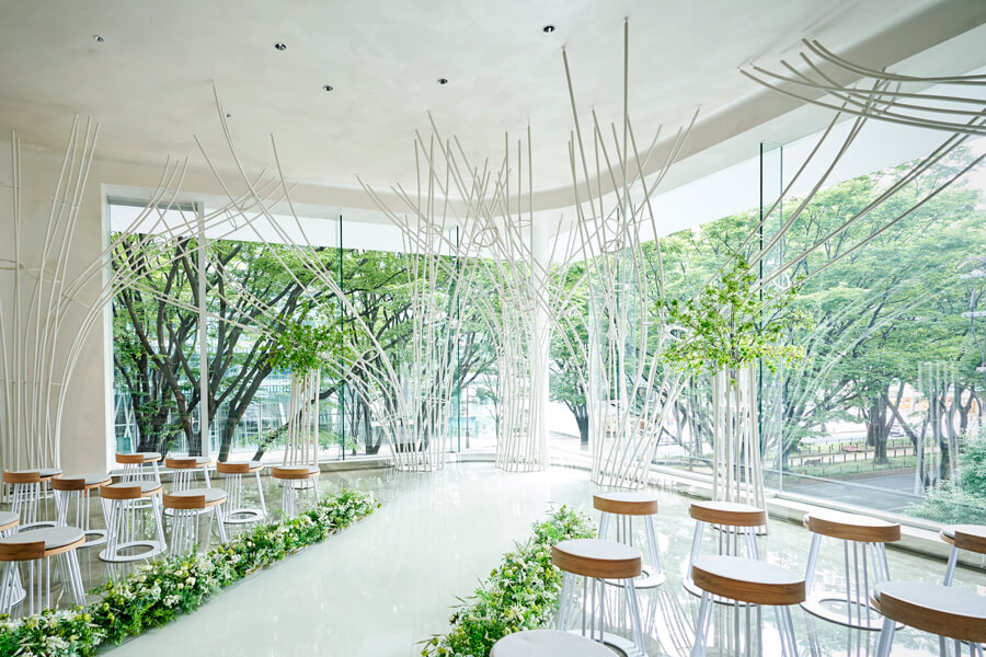 定禅寺通りの並木通りと調和した光があふれるチャペル～季節によって変わるチャペル～