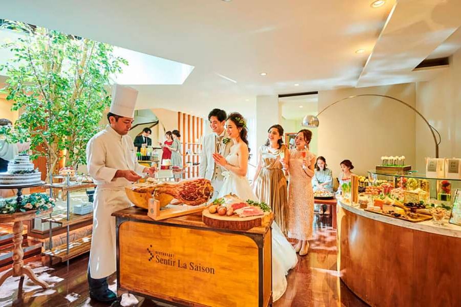 【 北海道産×自社農園の厳選食材が主役。美食を楽しむひととき】安平町の自社農園の無農薬野菜、富良野産和牛フィレ肉、契約農家の食材など、 北海道の旬食材にこだわったシンプルモダンクラシックフレンチが高評価。 メニューは年4回季節ごとに一新され、食通ゲストからの満足度も非常に高い会場です。