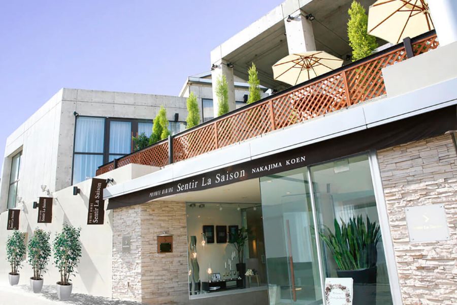 【中島公園駅徒歩90秒の隠れ家。“一軒家貸切”で叶うアットホームな結婚式】センティール・ラ・セゾンは、中島公園駅から徒歩約90秒という好アクセスながら、 一軒家レストランをまるごと貸切にできる人気会場。 1階リビングと2階ダイニングを自由に使える設計で、 “ようこそふたりの我が家へ” というコンセプトにぴったりの温かな空間が魅力です。