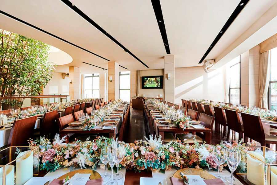 【ガーデン・リビング・ダイニングを自由に使える。心の距離が近くなるレイアウト設計】シンボルツリーのあるガーデンテラス、光が降り注ぐダイニング、 ソファでくつろげるリビングなど、 ゲストと新郎新婦の距離が近い空間設計はセンティールならでは。自由度の高い貸切スタイルが叶います。