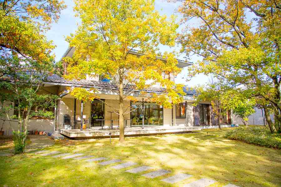 【緑に囲まれた落ち着きのある空間】ガーデンを望む開放的な空間で、ゆったりとした時間を過ごせるレストラン。 自然の温もりを感じながら、リラックスした雰囲気の結婚式を叶えることができます。