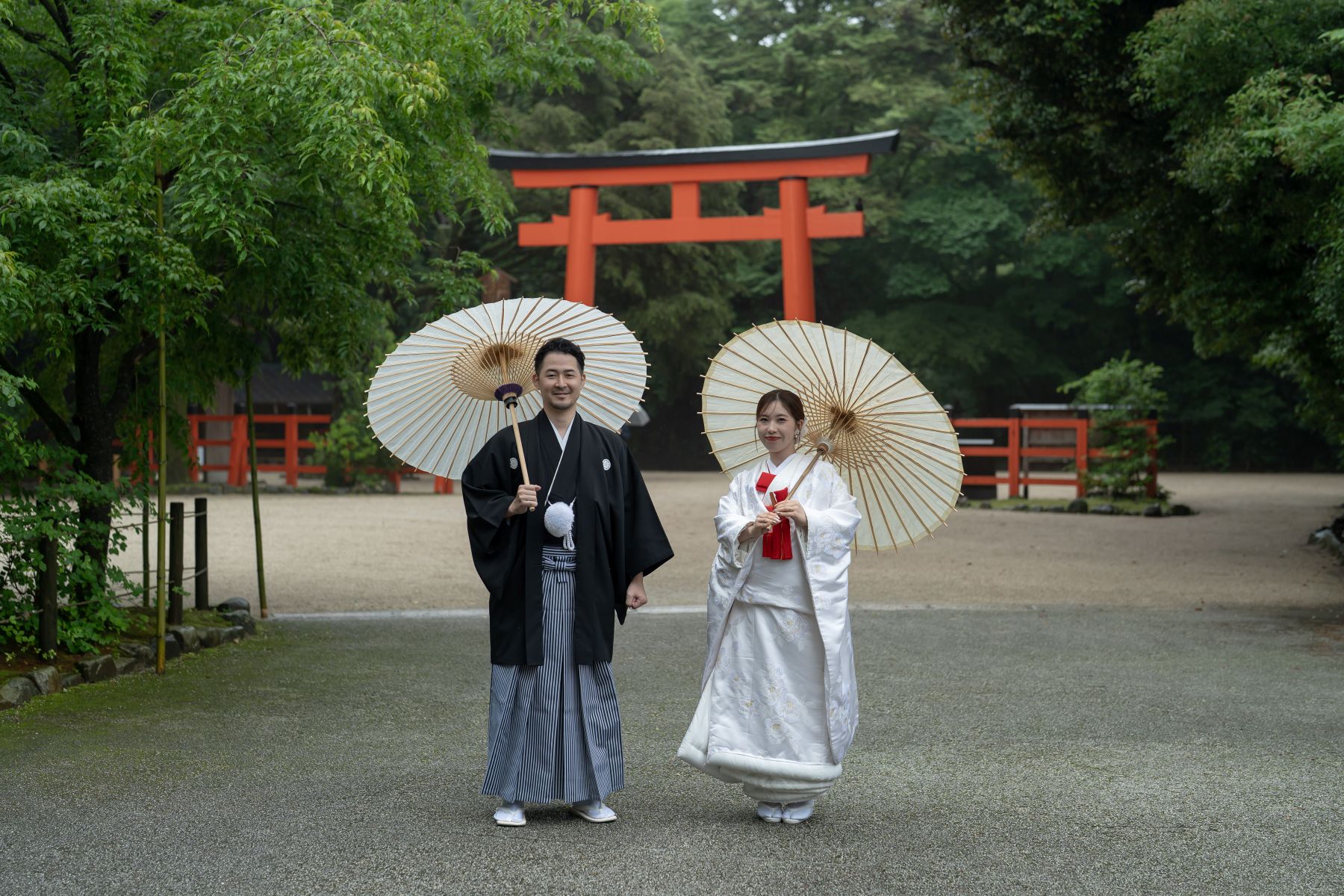 【糺の森と四季折々の自然に包まれたロケーション】広大な森「糺の森」に囲まれ、春の桜、新緑、紅葉、冬の雪景色など、自然の移ろいが情緒豊かに式を彩ります。