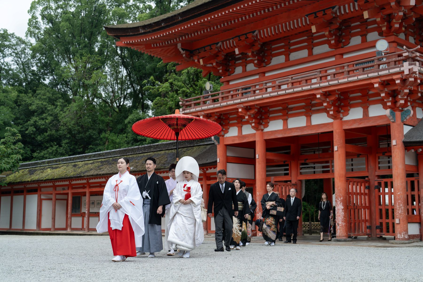 【世界文化遺産・厳かな本格「神前式」の舞台】平安時代からの歴史を背景に、重要文化財「葵生殿」や朱塗りの楼門を舞台とした、由緒ある儀式が叶います。