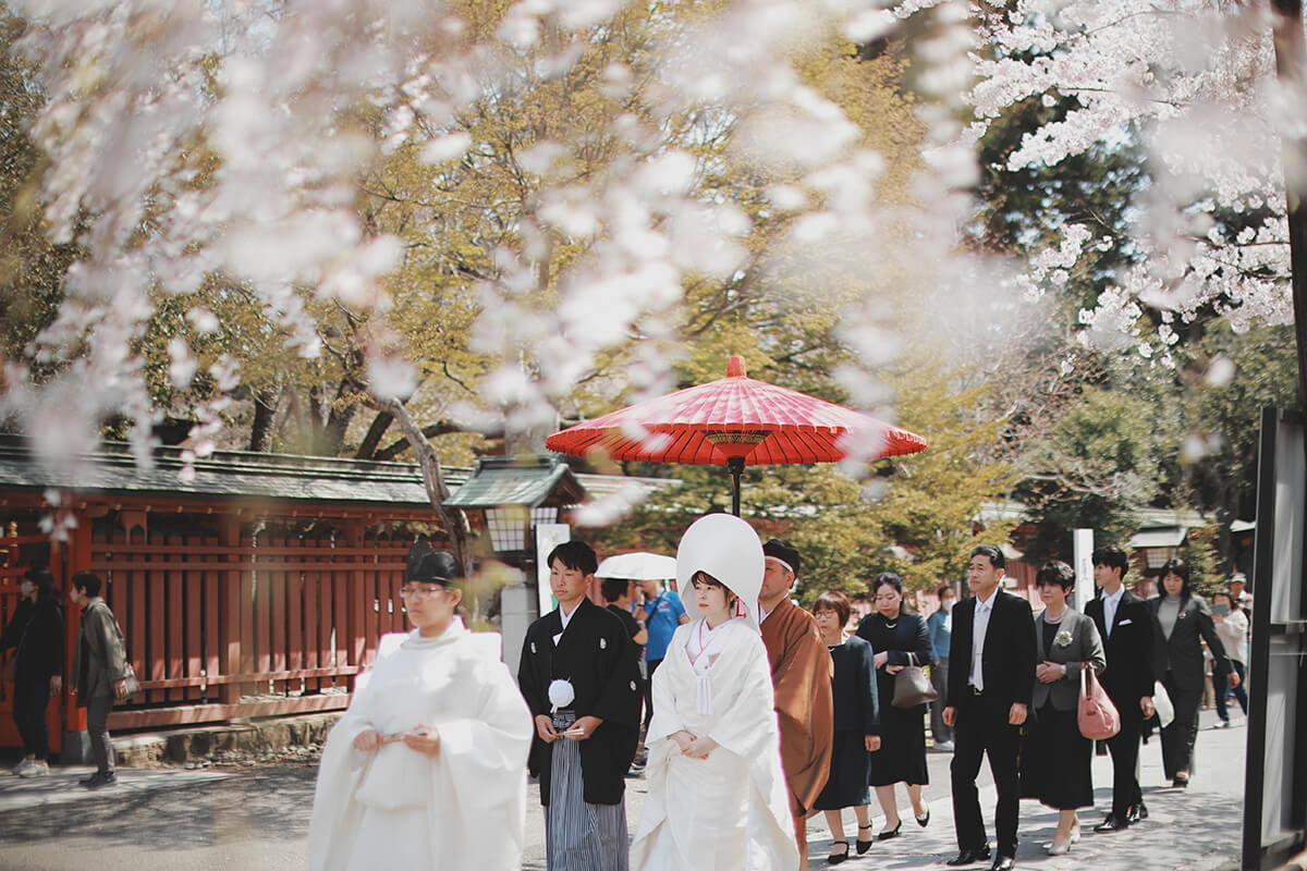 花嫁行列。おふたりが先頭で、親御様も続きます。色んな想いを巡らせながら一歩ずつ歩んでいきます。